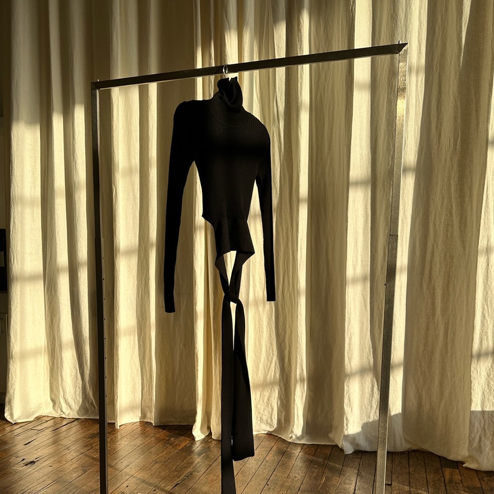 Crop ribbed black sweater with waist tie and cutout back size S-M.